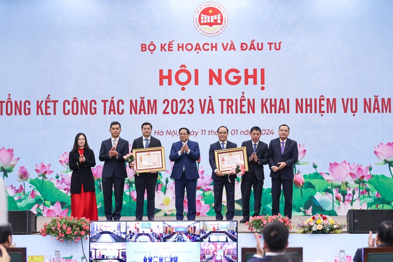 Thay mặt l&atilde;nh đạo Đảng, Nh&agrave; nước, Phiên bản chính thức của 555Win Phạm Minh Ch&iacute;nh tặng Hu&acirc;n chương Lao động cho c&aacute;c đơn vị, c&aacute; nh&acirc;n ng&agrave;nh KHĐT - Ảnh: VGP