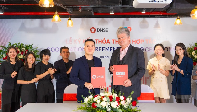 &Ocirc;ng Nguyễn Ho&agrave;ng Giang, Chủ tịch HĐQT DNSE (b&ecirc;n tr&aacute;i) v&agrave; &ocirc;ng Petri Deryng, Nh&agrave; s&aacute;ng lập PYN Elite Fund (b&ecirc;n phải) k&yacute; thỏa thuận hợp t&aacute;c
