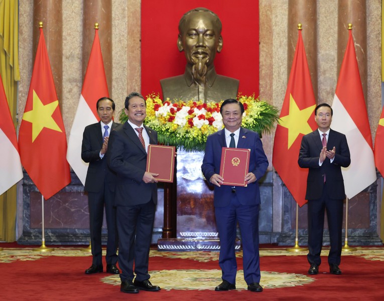 Chủ tịch nước V&otilde; Văn Thưởng v&agrave; Tổng thống Indonesia Joko Widodo chứng kiến Lễ trao đổi 2 văn kiện hợp t&aacute;c gồm Bản ghi nhớ về Hợp t&aacute;c c&ocirc;ng nghệ th&ocirc;ng tin - truyền th&ocirc;ng v&agrave; Bản ghi nhớ về Hợp t&aacute;c nghề c&aacute;. Ảnh: VGP