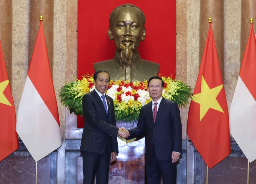 Chủ tịch nước V&otilde; Văn Thưởng v&agrave; Tổng thống Indonesia Joko Widodo. Ảnh: VGP