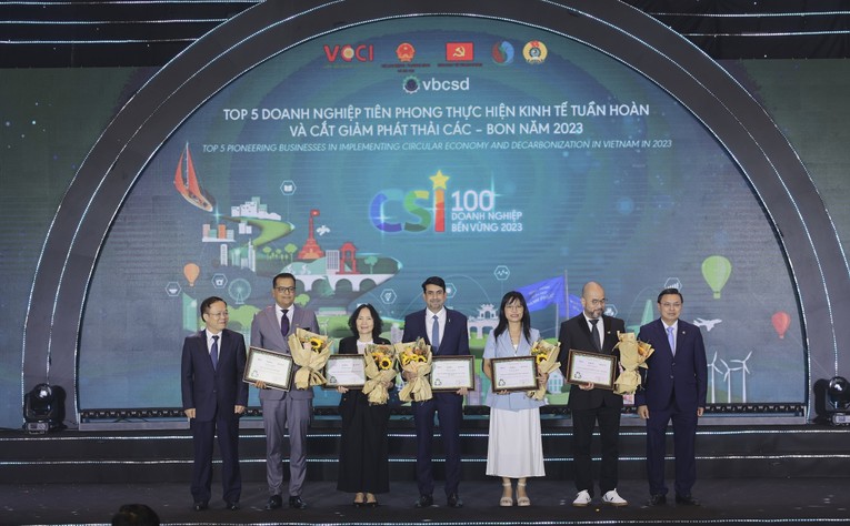 Đại diện Vinamilk nhận giải thưởng Top 5 Trang Nhà Cái 555win.com - Đăng Nhập +555k ti&ecirc;n phong thực hiện 555Win login đăng nhập tuần ho&agrave;n v&agrave; cắt giảm ph&aacute;t thải carbon.