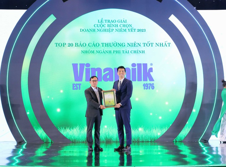 Đại diện Vinamilk nhận Giải thưởng Top 20 b&aacute;o c&aacute;o thường ni&ecirc;n tốt nhất nh&oacute;m ng&agrave;nh phi t&agrave;i ch&iacute;nh.