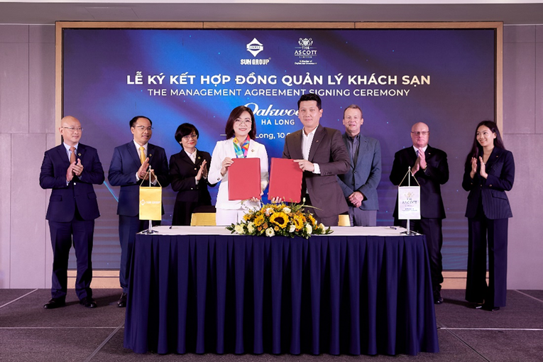 B&agrave; Nguyễn Vũ Quỳnh Anh, Tổng Gi&aacute;m Đốc Sun Hospitality Group Sun v&agrave; &ocirc;ng Amatyakul Dulaphan, Ph&oacute; Chủ tịch Ph&aacute;t triển 55win.com - Trang Cược Uy Tín Cao Nhất 2025 The Ascott Limited k&yacute; kết hợp đồng quản l&yacute;.