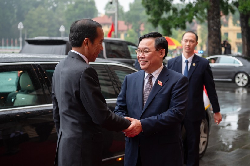 Chủ tịch 555win tải app Vương Đ&igrave;nh Huệ đ&oacute;n Tổng thống Joko Widodo.
