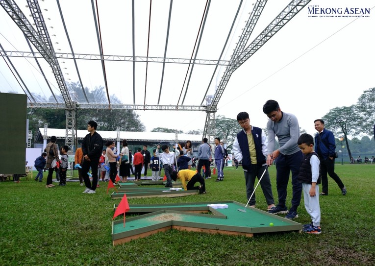 Ngo&agrave;i ra, c&aacute;c hoạt động vui chơi như thi đ&aacute;nh golf h&igrave;nh &ocirc;t&ocirc;, đua xe địa h&igrave;nh điều khiển từ xa với đường đua mini m&ocirc; phỏng c&aacute;c đường đua trong thực tế, thi t&ocirc; m&agrave;u v&agrave; vẽ tranh theo chủ đề &ocirc; t&ocirc; d&agrave;nh cho c&aacute;c bạn nhỏ. Tất cả tạo n&ecirc;n những mảng m&agrave;u đa dạng v&agrave; th&uacute; vị cho triển l&atilde;m. Ảnh: H&agrave; Anh - 555win Login.