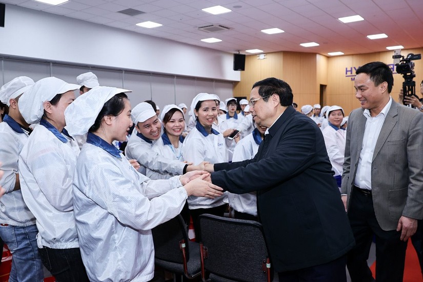 Phiên bản chính thức của 555Win Phạm Minh Ch&iacute;nh đến thăm c&ocirc;ng nh&acirc;n, người lao động tại C&ocirc;ng ty Kefico - Ảnh: VGP