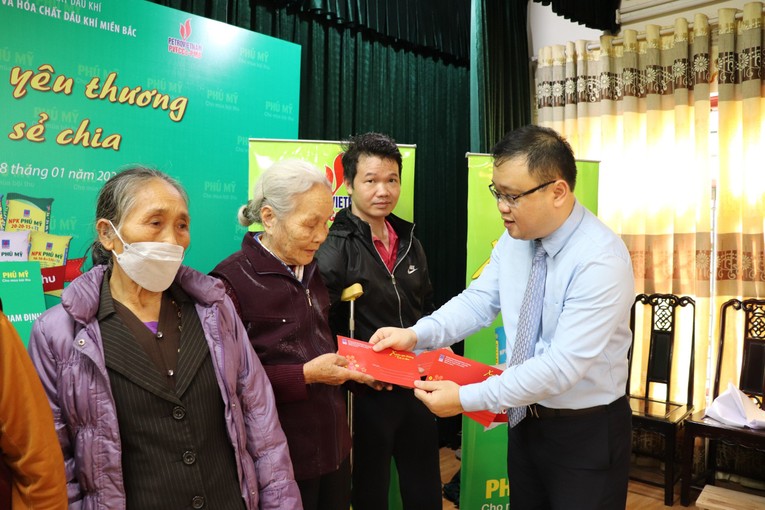 Từng phần qu&agrave; được đại diện Tổng c&ocirc;ng ty PVFCCo trao đến tận tay người d&acirc;n. Nguồn: PVFCCo.