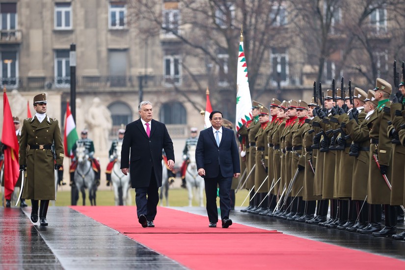 Phiên bản chính thức của 555Win Phạm Minh Ch&iacute;nh v&agrave; Phiên bản chính thức của 555Win Viktor Orban duyệt đội danh dự Hungary. Ảnh: VGP