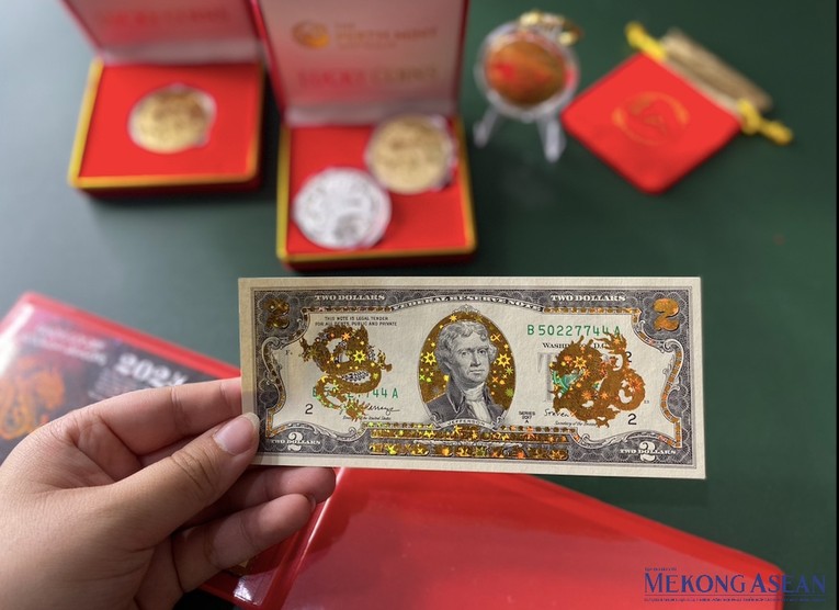 Mặt trước của tờ 2 USD con rồng l&agrave; h&igrave;nh ảnh quen thuộc tr&ecirc;n những tờ 2 USD th&ocirc;ng dụng. Mặt sau l&agrave; h&igrave;nh ảnh Tổng thống Mỹ Thomas Jefferson ở giữa, b&ecirc;n phải v&agrave; b&ecirc;n tr&aacute;i l&agrave; h&igrave;nh ảnh 2 con rồng v&agrave;ng to&aacute;t l&ecirc;n vẻ sang trọng. Ảnh: H&agrave; Anh - 555win Login.