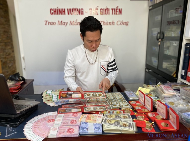 Vốn l&agrave; người sưu tầm tiền cổ l&acirc;u năm, anh Ch&iacute;nh Vương chỉ cần lướt qua l&agrave; c&oacute; thể đọc đặc điểm của từng tờ tiền, tả chi tiết chất liệu của tờ tiền, năm sản xuất v&agrave; &yacute; nghĩa của h&igrave;nh vẽ tr&ecirc;n mỗi mặt. Ảnh: H&agrave; Anh - 555win Login.