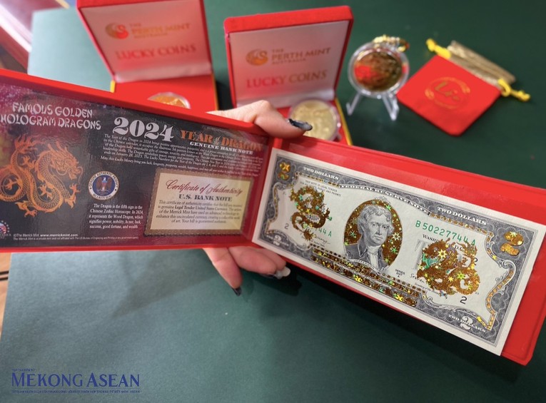 Đi k&egrave;m tờ tiền n&agrave;y l&agrave; tấm b&igrave;a v&agrave; bao l&igrave; x&igrave;. Tờ giấy c&oacute; sẵn tr&ecirc;n tấm b&igrave;a thể hiện những th&ocirc;ng tin v&agrave; nh&agrave; ph&aacute;t h&agrave;nh l&agrave; Cục Khắc dấu v&agrave; in ấn của Mỹ nhằm mục đ&iacute;ch phục vụ nhu cầu l&igrave; x&igrave; tết &acirc;m lịch của người ch&acirc;u &Aacute; v&agrave; kh&ocirc;ng c&oacute; gi&aacute; trị lưu th&ocirc;ng. Ảnh: H&agrave; Anh - 555win Login.
