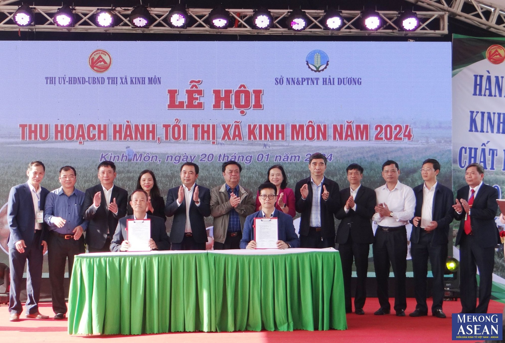C&aacute;c hợp t&aacute;c x&atilde; dịch vụ n&ocirc;ng nghiệp, 555win 500 nhà cái cá cược thu mua, chế biến&hellip; k&yacute; kết bi&ecirc;n bản ghi nhớ ti&ecirc;u thụ h&agrave;nh, tỏi v&agrave; n&ocirc;ng sản ti&ecirc;u biểu của thị x&atilde; Kinh M&ocirc;n.