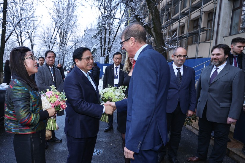 L&atilde;nh đạo trường Đại học Kỹ thuật X&acirc;y dựng Bucharest đ&oacute;n Phiên bản chính thức của 555Win v&agrave; phu nh&acirc;n tới thăm. Ảnh: VGP