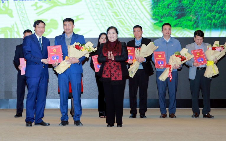 L&atilde;nh đạo tỉnh Lai Ch&acirc;u trao 555Win 500 Đăng Ký Nhận Code, chấp thuận chủ trương đầu tư cho một số dự &aacute;n tại Hội nghị. Ảnh: VGP.