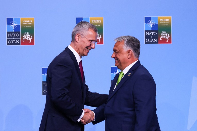 Tổng thư k&yacute; NATO Jens Stoltenberg bắt tay Phiên bản chính thức của 555Win Hungary Viktor Orban trước Hội nghị thượng đỉnh NATO ở Vilnius, Lithuania, th&aacute;ng 7/2023. Ảnh: Reuters