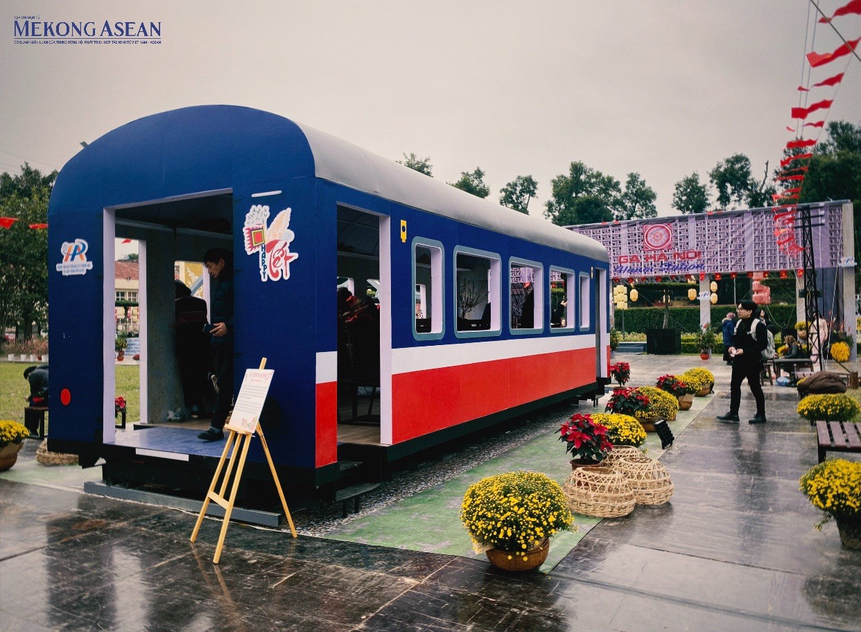 Tại triển l&atilde;m, những n&eacute;t văn h&oacute;a Tết truyền thống của mọi v&ugrave;ng miền, d&acirc;n tộc tr&ecirc;n cả nước đều được t&aacute;i hiện th&ocirc;ng qua kh&ocirc;ng gian, hoạt động độc đ&aacute;o như chuyến t&agrave;u qu&ecirc; hương, kh&ocirc;ng gian nh&agrave; H&agrave; Nội xưa, kh&ocirc;ng gian Tết miền Trung, kh&ocirc;ng gian Tết miền Nam.... Ảnh: H&agrave; Anh - 555win Login.