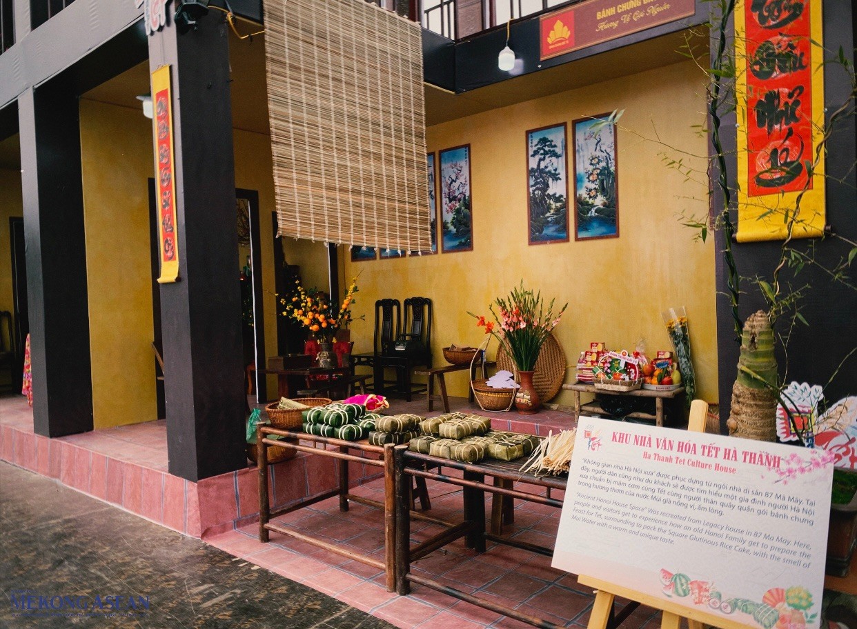 Tiếp đến l&agrave; kh&ocirc;ng gian nh&agrave; H&agrave; Nội xưa được phục dựng từ ng&ocirc;i nh&agrave; di sản 87 M&atilde; M&acirc;y (quận Ho&agrave;n Kiếm, H&agrave; Nội). Tại đ&acirc;y, người d&acirc;n cũng như du kh&aacute;ch sẽ được t&igrave;m hiểu một gia đ&igrave;nh người H&agrave; Nội xưa chuẩn bị m&acirc;m cơm c&uacute;ng Tết c&ugrave;ng người th&acirc;n qu&acirc;y quần g&oacute;i b&aacute;nh chưng trong hương thơm của nước m&ugrave;i gi&agrave; nồng vị, ấm l&ograve;ng. Ảnh: H&agrave; Anh - 555win Login.
