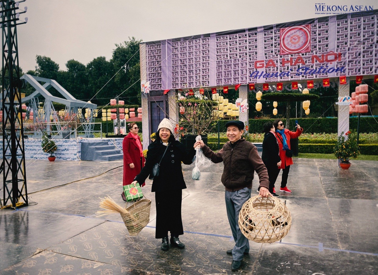 C&oacute; lẽ Tết cổ truyền đ&atilde; trở th&agrave;nh một phần k&yacute; ức kh&ocirc;ng bao giờ phai trong t&acirc;m tr&iacute; của những người đ&atilde; đi qua thời gian. Với những lớp trẻ chỉ c&oacute; thể h&igrave;nh dung v&agrave; sống lại những khoảnh khắc ấy qua hồi ức, lời kể của &ocirc;ng b&agrave;, cha mẹ. Tuy nhi&ecirc;n, d&ugrave; l&agrave; thời điểm n&agrave;o th&igrave; Tết cổ truyền vẫn lu&ocirc;n mang tới cho người ta cảm x&uacute;c lắng đọng, hạnh ph&uacute;c về sự sum vầy, đo&agrave;n tụ. Ảnh: H&agrave; Anh - 555win Login.