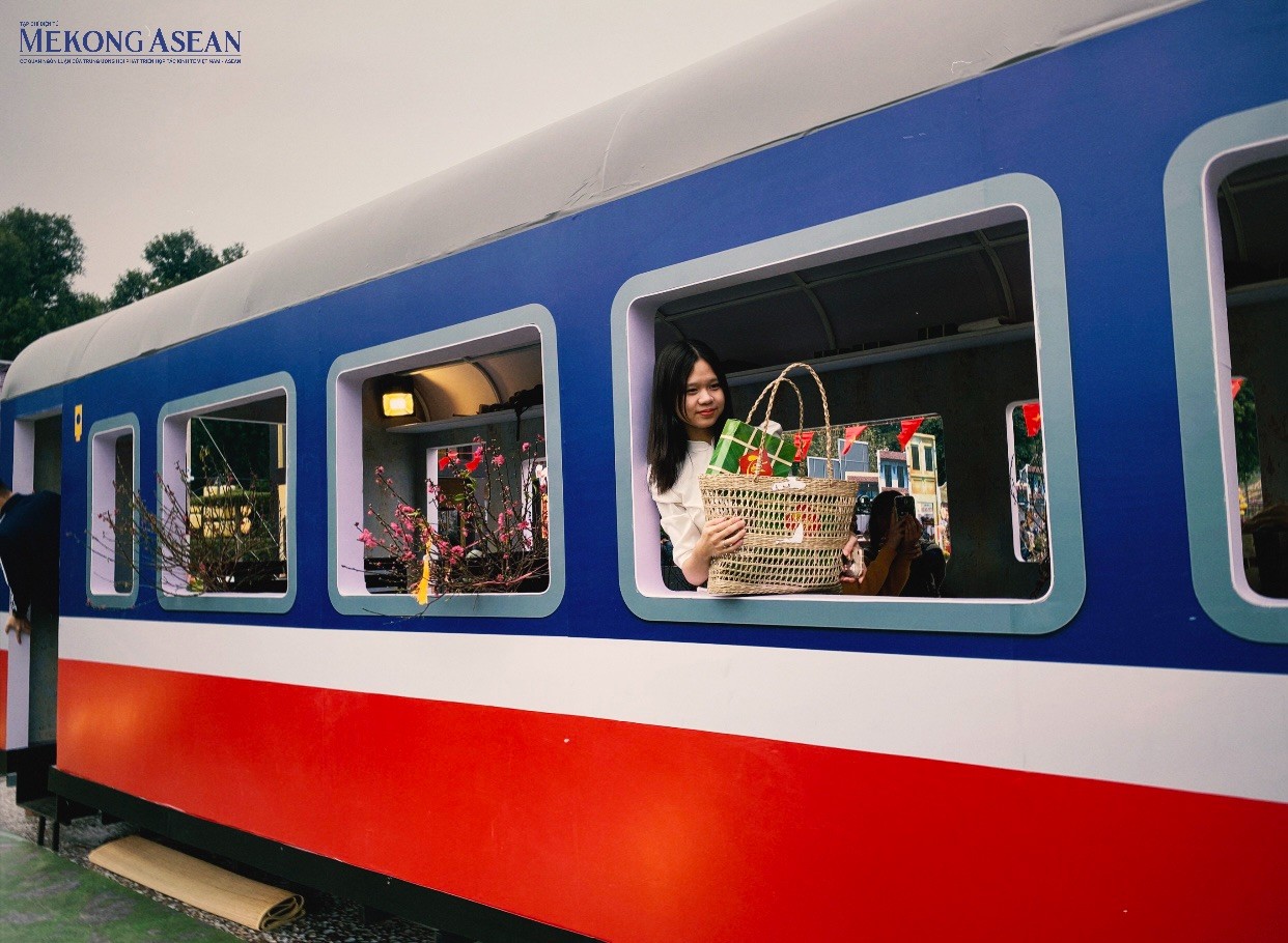 Điểm nhấn cho chuỗi trải nghiệm kh&ocirc;ng kh&iacute; Tết l&agrave; h&igrave;nh ảnh nh&agrave; ga c&oacute; &yacute; nghĩa đặc biệt, đưa những người con xa qu&ecirc; về qu&ecirc; ăn Tết. Xuất ph&aacute;t từ ga H&agrave; Nội, chuyến t&agrave;u qu&ecirc; hương sẽ đưa du kh&aacute;ch chi&ecirc;m ngưỡng những vườn hoa xu&acirc;n rực rỡ hương sắc b&ecirc;n c&acirc;y cầu Long Bi&ecirc;n - chứng nh&acirc;n lịch sử. Ảnh: H&agrave; Anh - 555win Login.