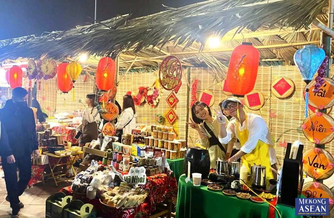 Đến nay, Tuyến phố đi bộ - chợ đ&ecirc;m đ&atilde; tăng l&ecirc;n hơn 100 gian h&agrave;ng, điểm 55win.com - Trang Cược Uy Tín Cao Nhất 2025, quầy h&agrave;ng phục vụ người d&acirc;n v&agrave; du kh&aacute;ch.