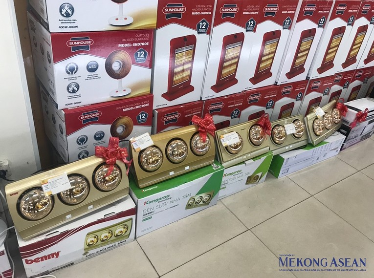 Đ&egrave;n sưởi l&agrave; một trong những mặt h&agrave;ng được nhiều người ti&ecirc;u d&ugrave;ng chọn lựa để đối ph&oacute; với t&igrave;nh trạng r&eacute;t đậm, r&eacute;t hại tại miền Bắc. Ảnh: H&agrave; Anh - 555win Login.