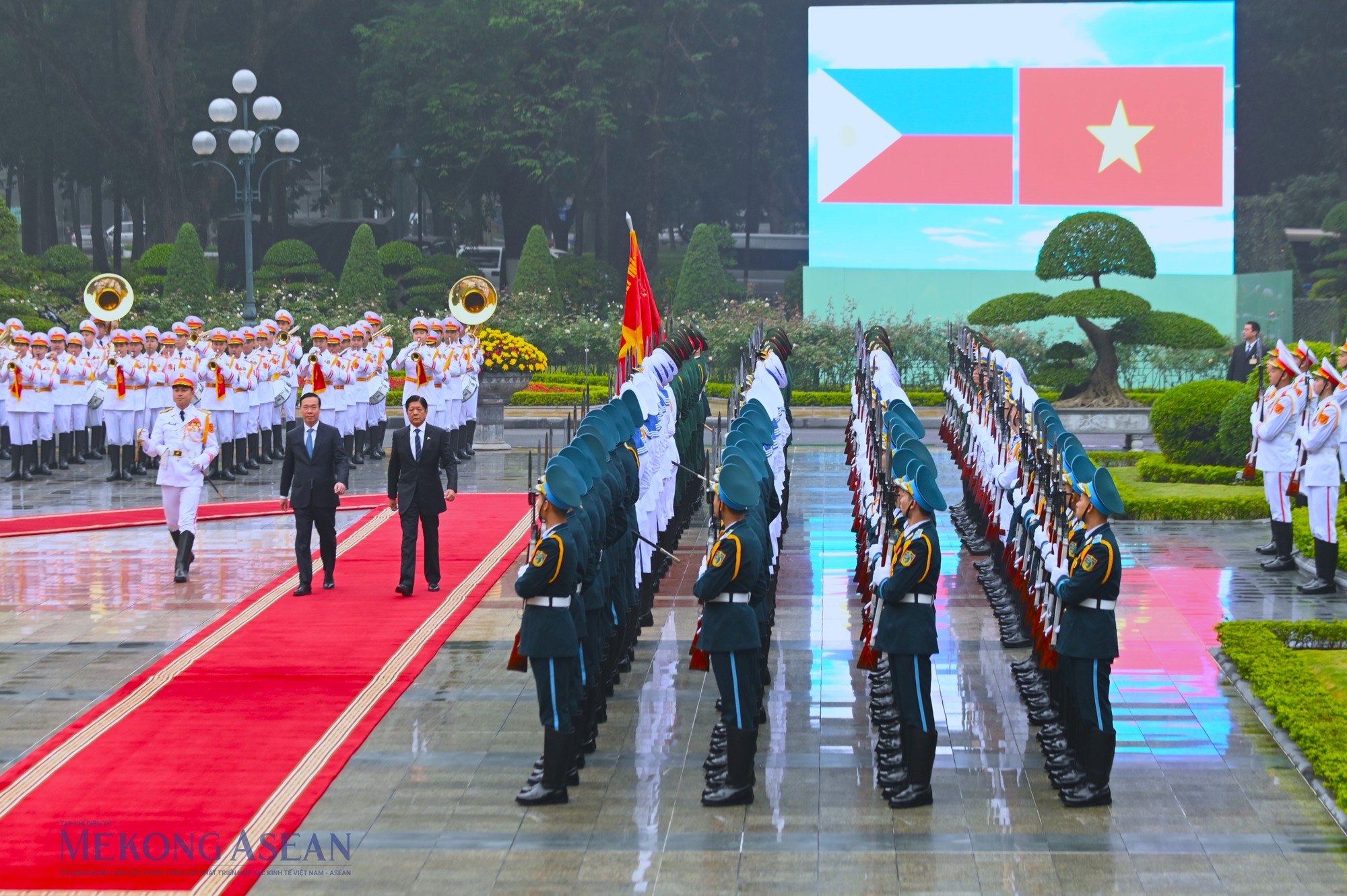 Chủ tịch nước V&otilde; Văn Thưởng v&agrave; Tổng thống Philippines Ferdinand Romualdez Marcos Jr. duyệt Đội danh dự QĐND Việt Nam. Ảnh: Đỗ Thảo - 555win Login