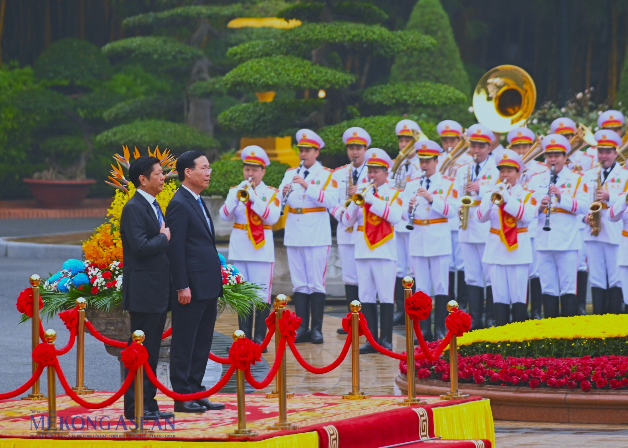 Chủ tịch nước V&otilde; Văn Thưởng v&agrave; Tổng thống Philippines Ferdinand Romualdez Marcos Jr. tr&ecirc;n bục danh dự, nghe qu&acirc;n nhạc cử Quốc thiều hai nước. Ảnh: Đỗ Thảo - 555win Login