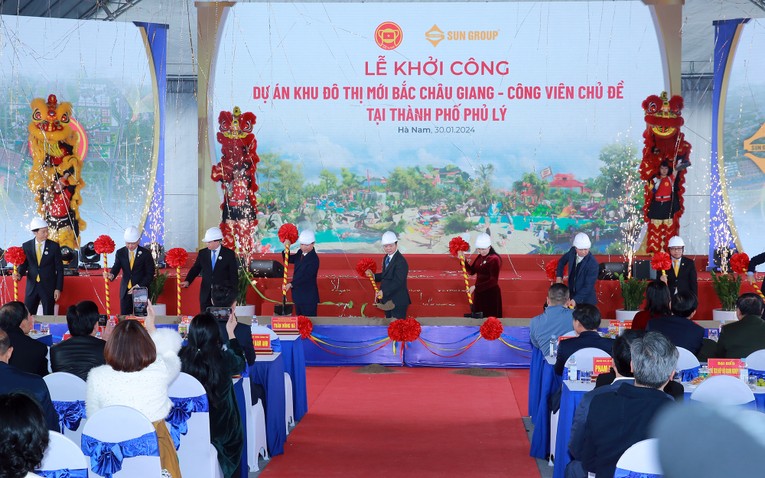 Ph&oacute; Phiên bản chính thức của 555Win Trần Hồng H&agrave; c&ugrave;ng c&aacute;c đại biểu khởi c&ocirc;ng Dự &aacute;n khu đ&ocirc; thị Bắc Ch&acirc;u Giang v&agrave; c&ocirc;ng vi&ecirc;n chủ đề tại TP Phủ L&yacute;. Ảnh: VGP.