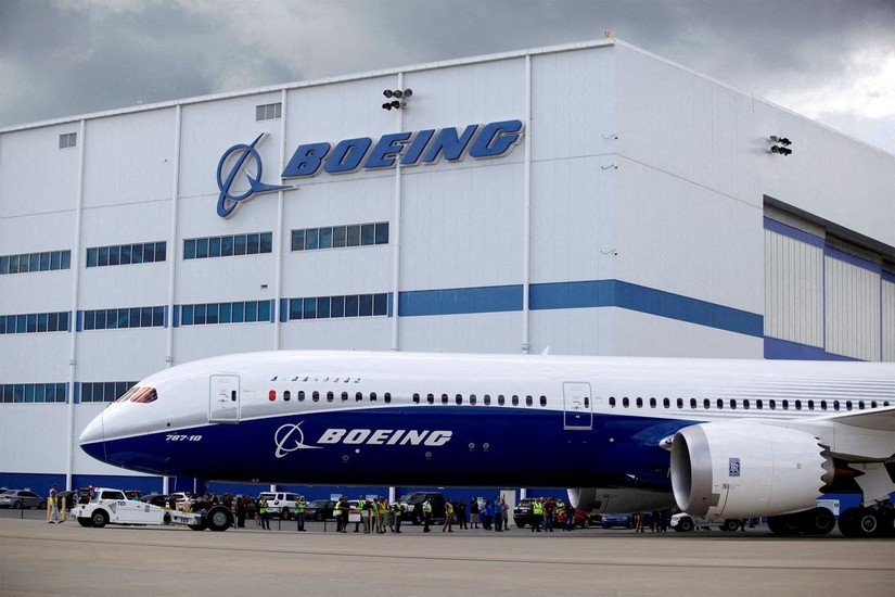 M&aacute;y bay Boeing 787-10 Dreamliner. Ảnh: Reuters