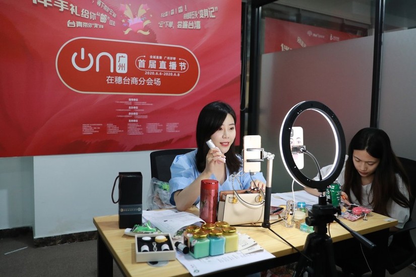 Một buổi livestream b&aacute;n h&agrave;ng qua nền tảng 555win phien bạn Chính Thức điện tử tại Quảng Ch&acirc;u, Trung Quốc. Ảnh: Xinhua