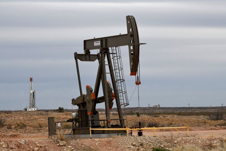 Một gi&agrave;n khoan thuộc sở hữu của Exxon gần Carlsbad, New Mexico, Mỹ. Ảnh: Reuters