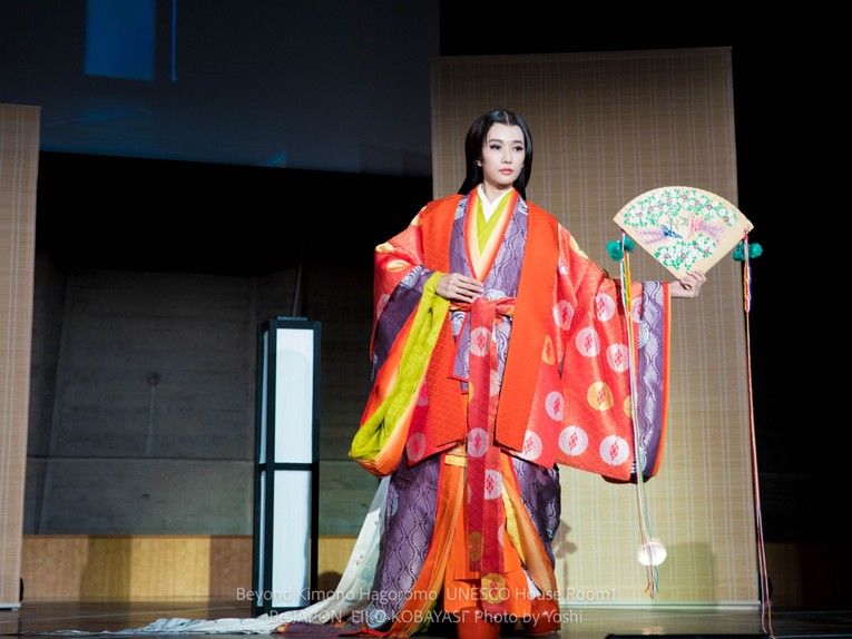 Tr&igrave;nh diễn lễ phục junihitoe của nh&agrave; thiết kế Kobayashi Eiko tại trụ sở của UNESCO tại Paris năm 2018 (nguồn: Be-Japon)