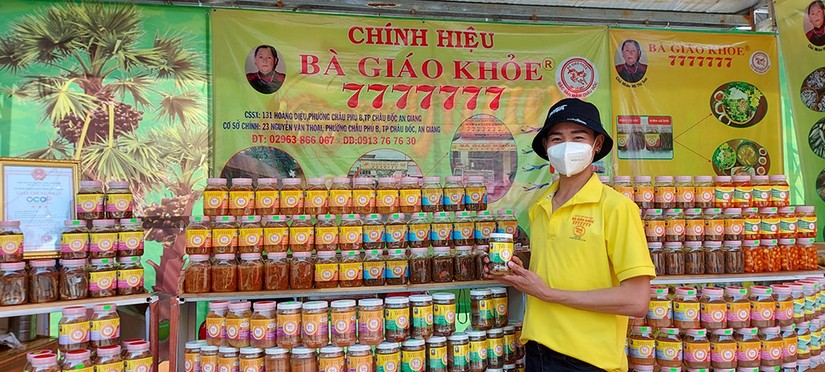 Sản phẩm Mắm c&aacute; chốt, mắm c&aacute; sặc v&agrave; mắm c&aacute; tr&egrave;n của Cơ sở sản xuất mắm B&agrave; Gi&aacute;o Khỏe &ldquo;7777777&rdquo; (phường Ch&acirc;u Ph&uacute; B, TP. Ch&acirc;u Đốc) được c&ocirc;ng nhận OCOP 3 sao.