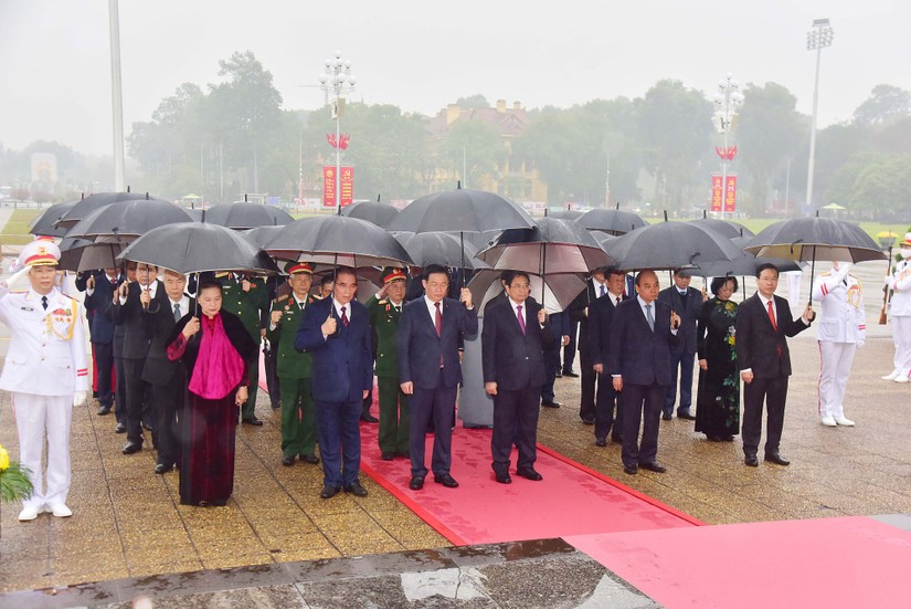 C&aacute;c l&atilde;nh đạo, nguy&ecirc;n l&atilde;nh đạo Đảng, Nh&agrave; nước v&agrave; Ủy ban Trung ương MTTQ Việt Nam v&agrave;o Lăng viếng Chủ tịch Hồ Ch&iacute; Minh. Ảnh: VGP