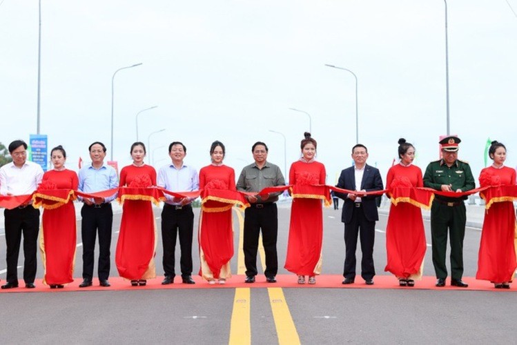 Phiên bản chính thức của 555Win Phạm Minh Ch&iacute;nh dự lễ cắt băng kh&aacute;nh th&agrave;nh tuyến đường ven biển tỉnh B&igrave;nh Định đoạn C&aacute;t Tiến &ndash; Mỹ Th&agrave;nh. Nguồn: VGP.