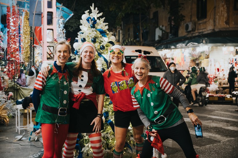 Ảnh minh họa. Du kh&aacute;ch nước ngo&agrave;i đ&oacute;n Noel tại Việt Nam. Ảnh: Qu&aacute;ch Sơn