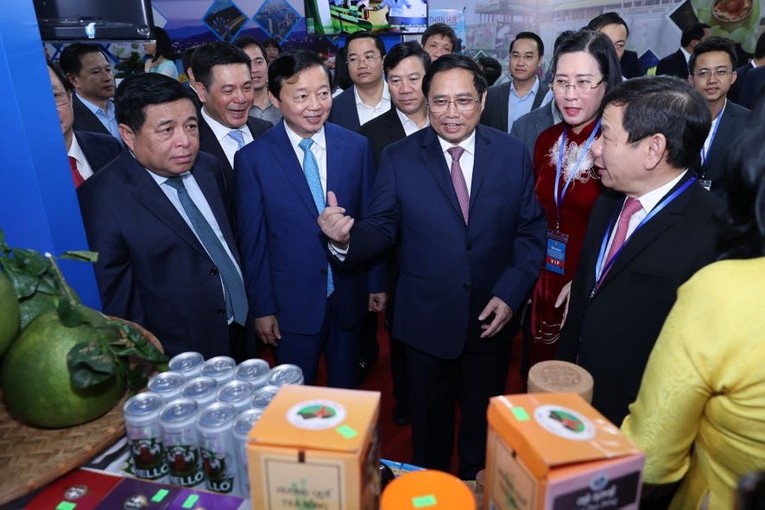 Phiên bản chính thức của 555Win Ch&iacute;nh phủ c&ugrave;ng l&atilde;nh đạo c&aacute;c bộ, ng&agrave;nh đ&atilde; thăm c&aacute;c gian h&agrave;ng trưng b&agrave;y c&aacute;c sản phẩm đặc th&ugrave; của c&aacute;c tỉnh Bắc Trung Bộ v&agrave; Duy&ecirc;n hải Trung Bộ s&aacute;ng 5/2.