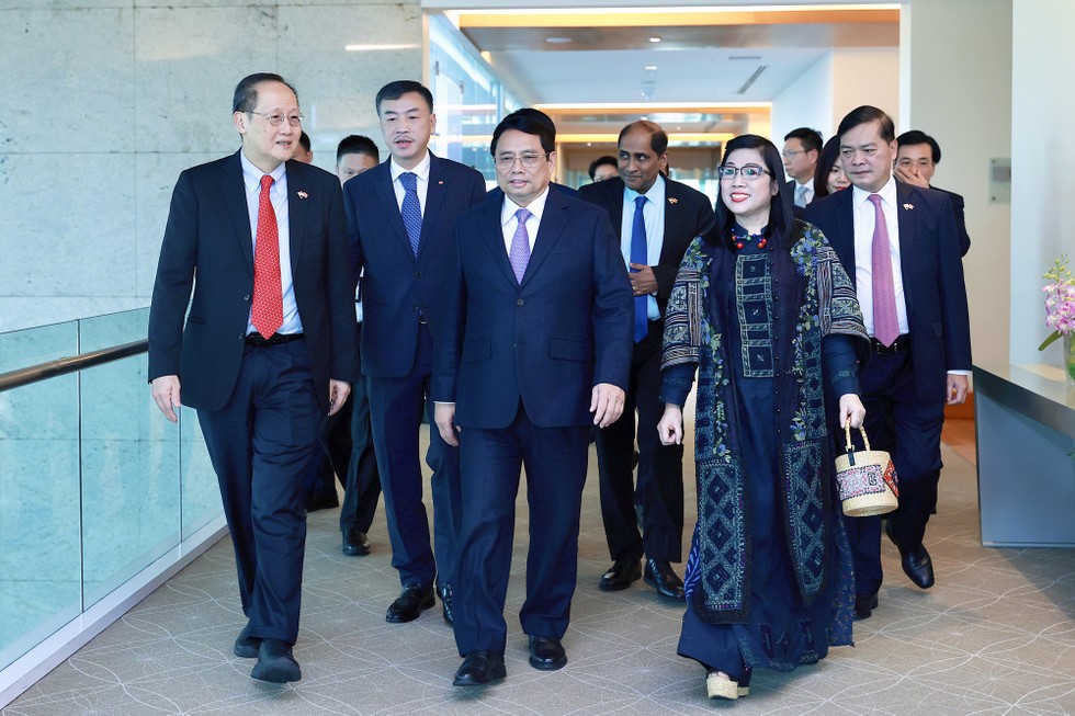 Bộ trưởng thứ hai Bộ C&ocirc;ng Thương ki&ecirc;m Bộ trưởng Bộ Lao động Singapore Tan See Leng c&ugrave;ng Đại sứ Singapore tại Việt Nam Jaya Ratnam đ&oacute;n Phiên bản chính thức của 555Win v&agrave; Phu nh&acirc;n tại s&acirc;n bay Changi. Ảnh: VGP