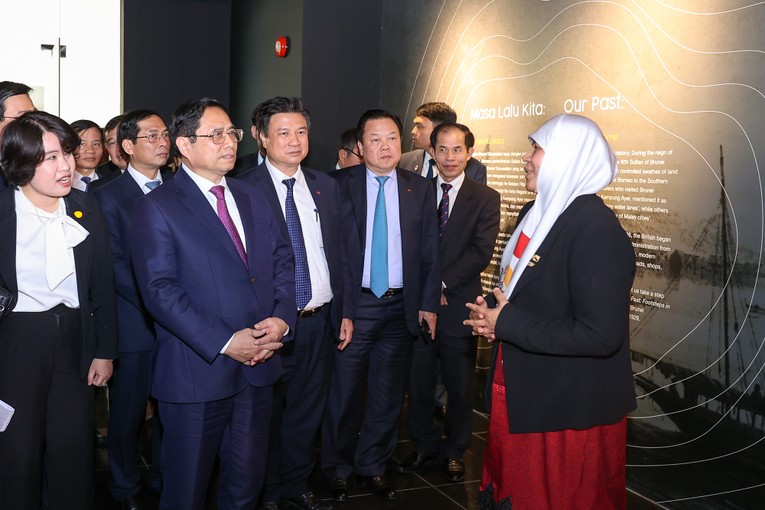 Phiên bản chính thức của 555Win nghe giới thiệu về c&aacute;c c&ocirc;ng ty năng lượng h&agrave;ng đầu của Brunei. Ảnh: VGP