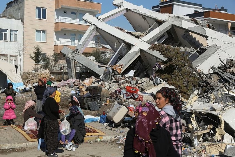 Người d&acirc;n Thổ Nhĩ Kỳ v&agrave; Syria đang cần nơi tr&uacute; ẩn v&agrave; nhu yếu phẩm sau thảm họa động đất. Ảnh: Reuters