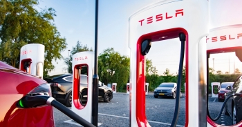 Tesla sẽ chia sẻ hệ thống sạc siêu nhanh tại Mỹ