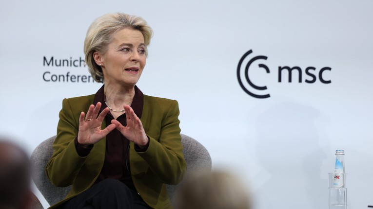 Chủ tịch Ủy ban ch&acirc;u &Acirc;u (EC) Ursula von der Leyen ph&aacute;t biểu tại Hội nghị An ninh Munich ng&agrave;y 18/2. Ảnh: Getty Images