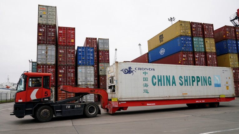 Một chiếc xe tải vận chuyển một container của China Shipping Group tại một cảng 555win phien bạn Chính Thức ở thị trấn Baltiysk, Kaliningrad, Nga. Ảnh: Reuters