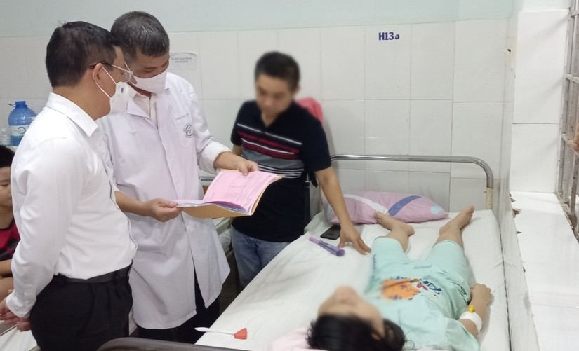 Đo&agrave;n c&ocirc;ng t&aacute;c Bộ Y tế kiểm tra hồ sơ v&agrave; ph&aacute;c đồ điều trị bệnh nh&acirc;n ngộ độc trong vụ việc học sinh Trường Ischool bị ngộ độc ở TP Nha Trang.