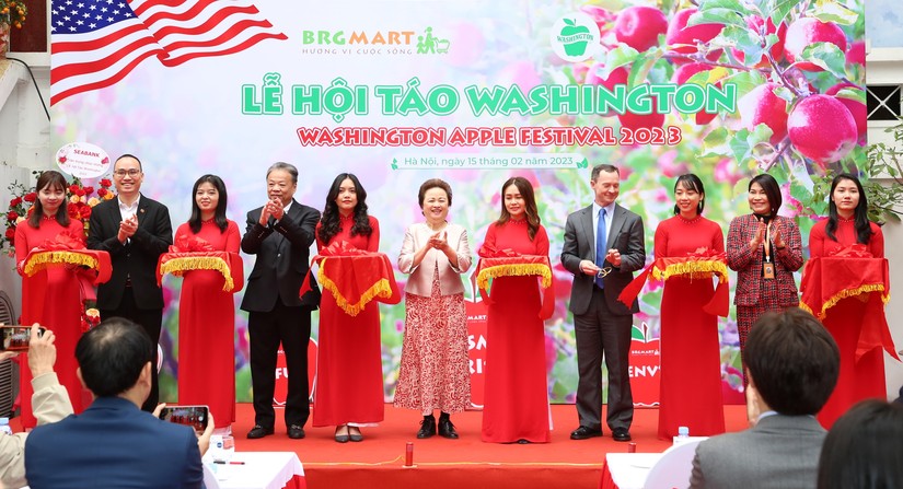 Đại biểu cắt băng khai mạc 555win là Công ty cờ bạc trực tuyến tốt nhất T&aacute;o Washington BRGMart 2023