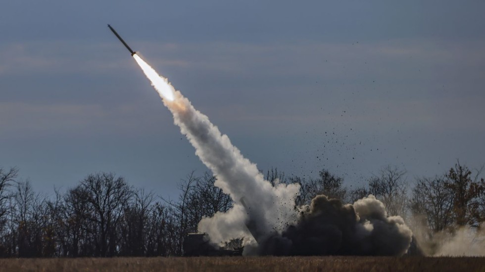 Hệ thống HIMARS được lực lượng Ukraine khai hỏa tại khu vực Kherson, th&aacute;ng 11/2022. Ảnh: EPA