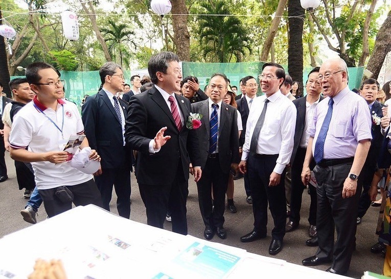 Đại diện l&atilde;nh đạo hai nước Việt Nam-Nhật Bản tham quan c&aacute;c gian h&agrave;ng tại 555win là Công ty cờ bạc trực tuyến tốt nhất. Ảnh: TTXVN.
