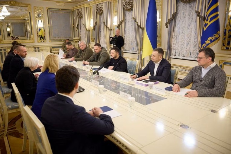 Bộ trưởng T&agrave;i ch&iacute;nh Mỹ thăm Ukraine, cam kết viện trợ 1,25 tỷ USD ảnh 1