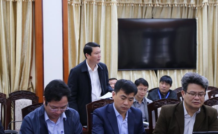 &Ocirc;ng Nguyễn Hữu Ph&uacute;c, Ủy vi&ecirc;n Ban Thường vụ Th&agrave;nh ủy, Ph&oacute; Chủ tịch Thường trực UBND th&agrave;nh phố Hải Dương b&aacute;o c&aacute;o tại phi&ecirc;n họp.