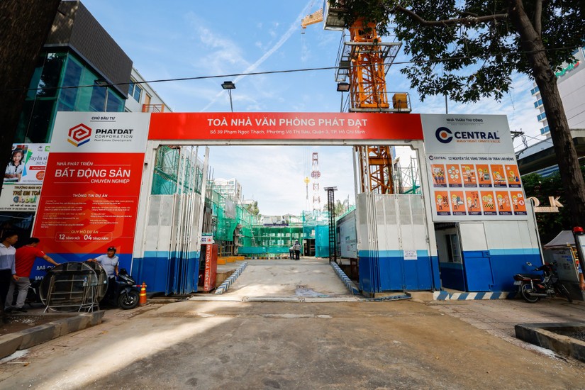 Trong năm 2023, Ph&aacute;t Đạt đ&atilde; ho&agrave;n th&agrave;nh đợt ch&agrave;o b&aacute;n ri&ecirc;ng lẻ 67,16 triệu cổ phiếu cho 7 nh&agrave; đầu tư c&aacute; nh&acirc;n, gi&aacute; ph&aacute;t h&agrave;nh cũng l&agrave; 10.000 đồng/cp.